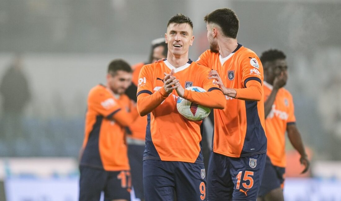 Başakşehir, Samsunspor'u 4-0'lık skorla mağlup ederek önemli bir galibiyet elde