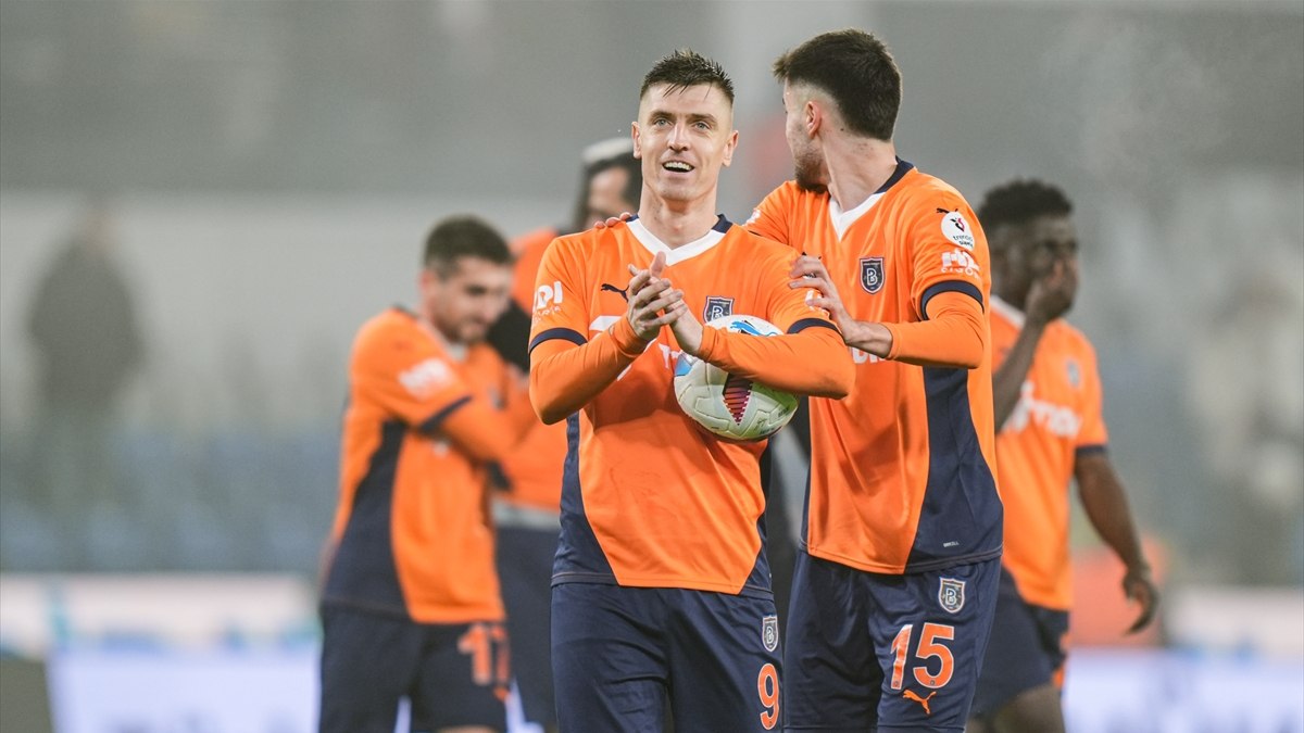Başakşehir, Samsunspor'u 4-0'lık skorla mağlup ederek önemli bir galibiyet elde