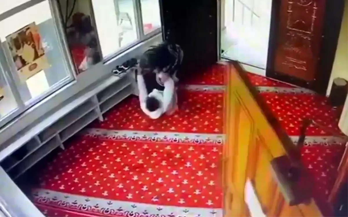 Başakşehir'de bir cami içinde yaşanan olayda, bir çocuğa makasla saldırı