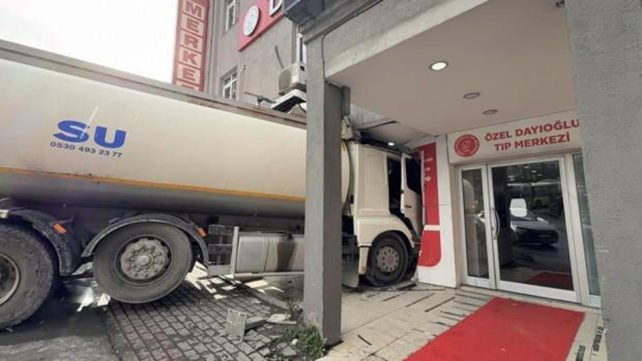 Başakşehir'de frenleri boşalan bir su tankeri, tıp merkezine girdi. Olay