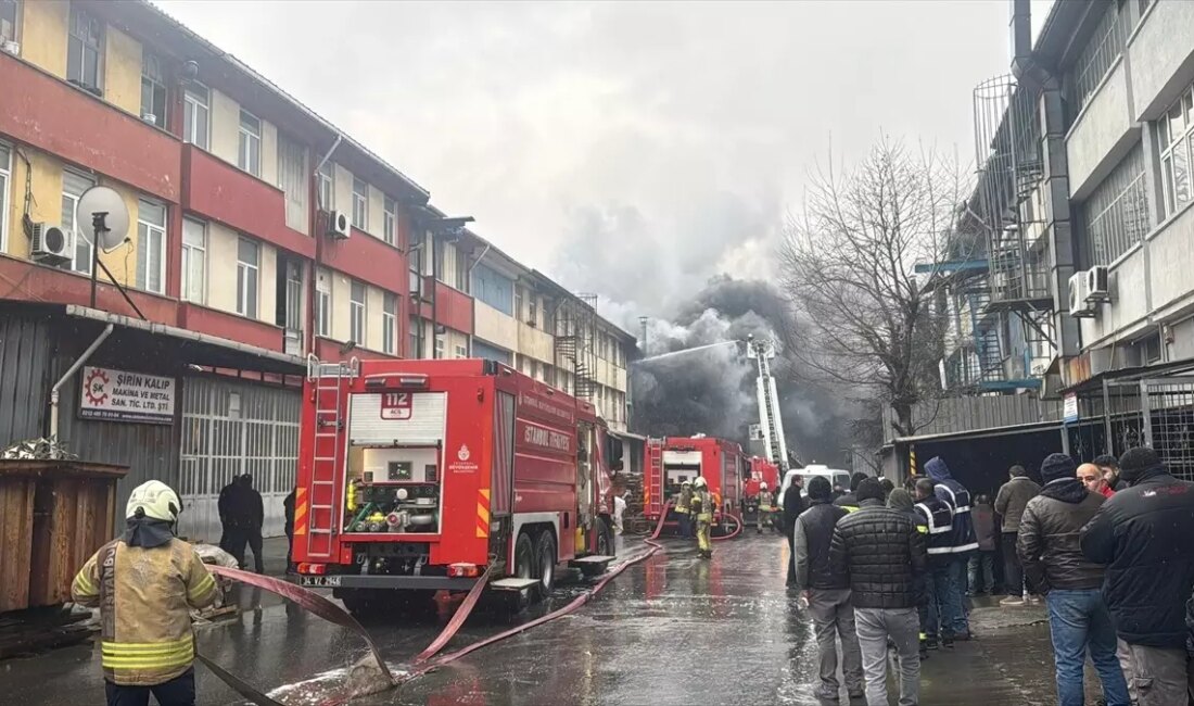 Başakşehir'de bir kauçuk atölyesinde çıkan yangında 3 kişi kurtarıldı. Olayın