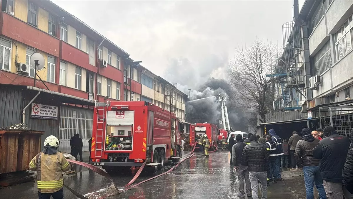Başakşehir'de bir kauçuk atölyesinde çıkan yangında 3 kişi kurtarıldı. Olayın