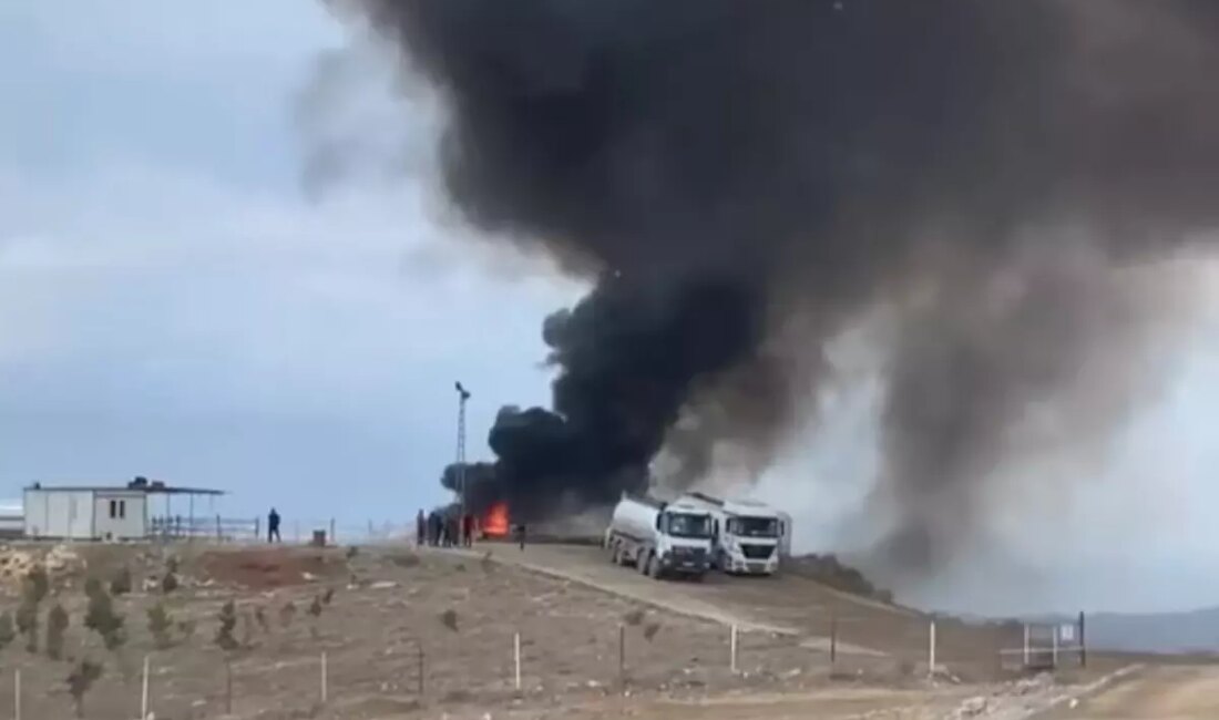Batman'da atık petrol havuzunda meydana gelen yangın, çevreye yayılan duman