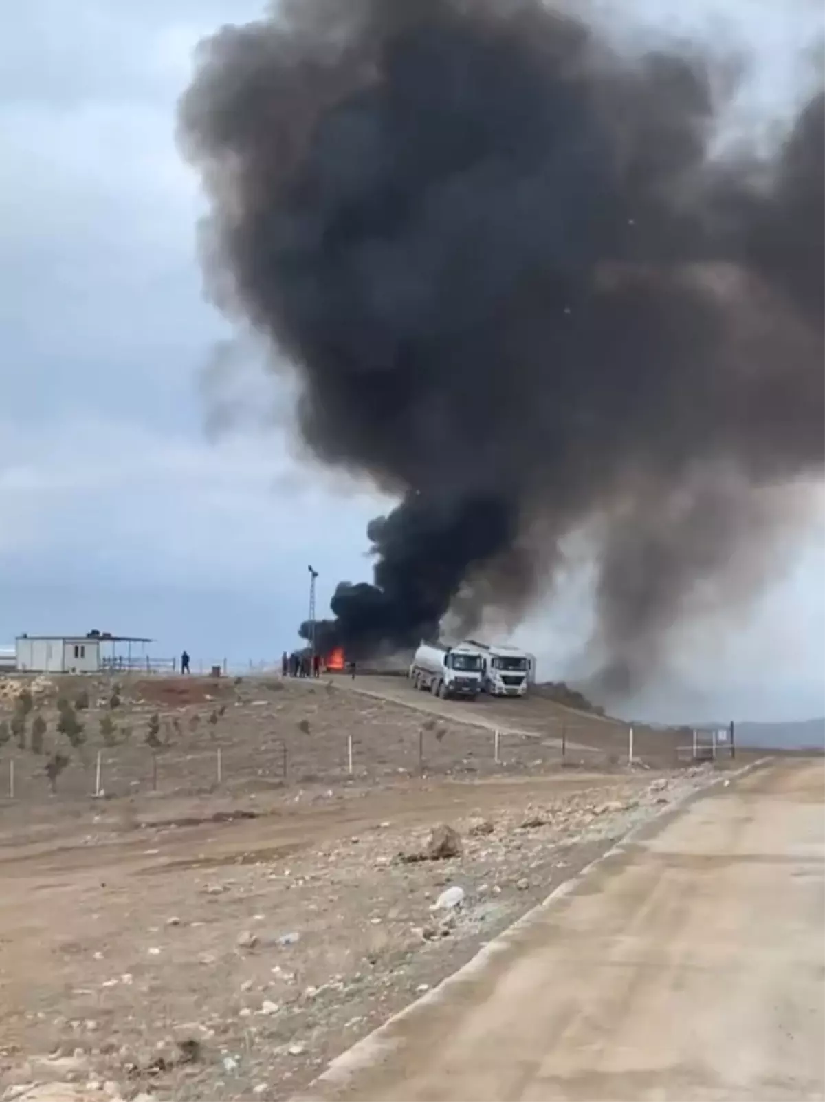 Batman'da atık petrol havuzunda meydana gelen yangın, çevreye yayılan duman