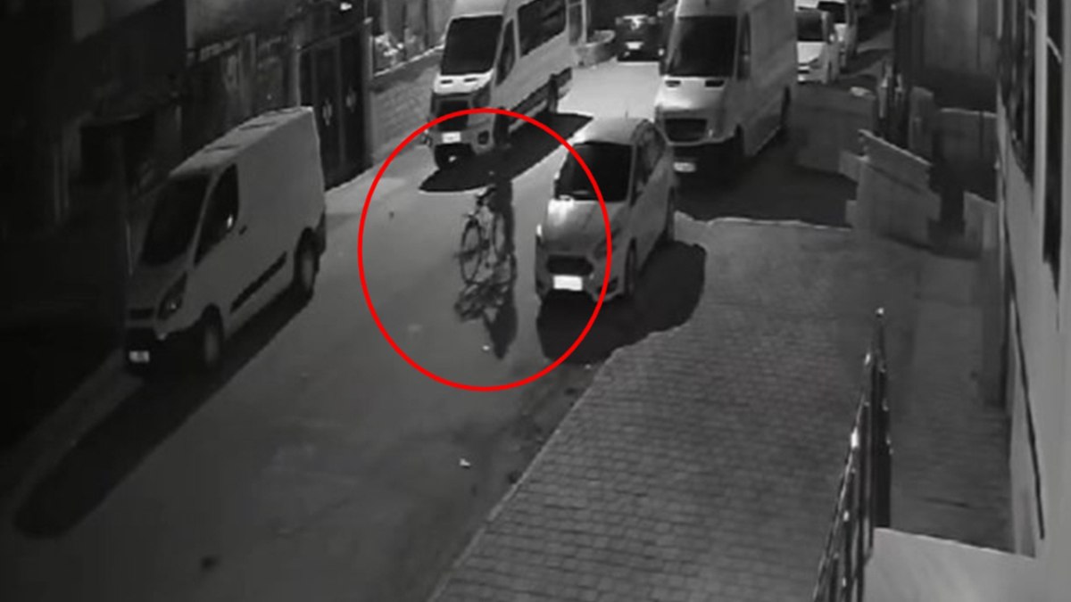 Batman'da bir mobilya mağazasında gerçekleşen hırsızlık olayı, güvenlik kameralarına yansıdı.