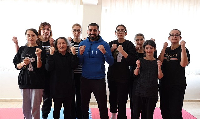 Bayraklı Belediyesi, kadınların güvenliğini artırmak amacıyla yakın savunma eğitimi düzenliyor.