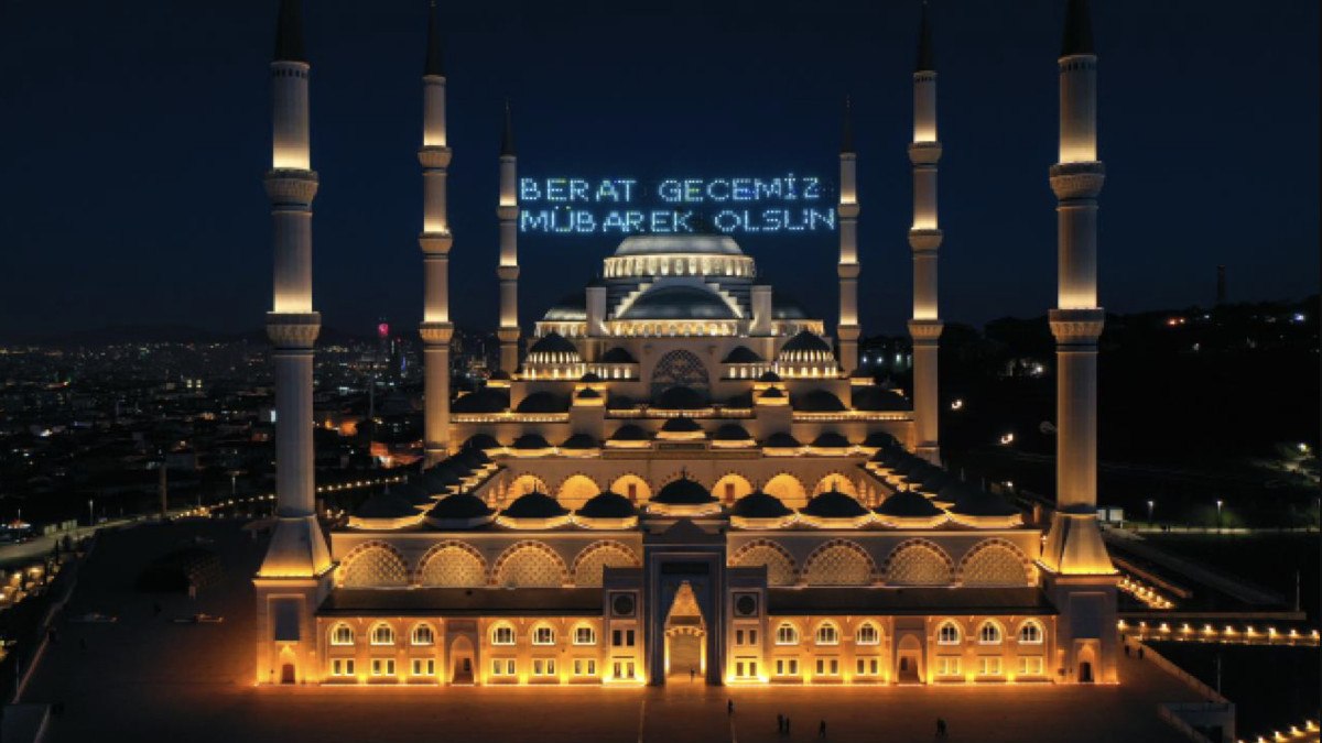 Berat Kandili, günahlardan arınma ve ibadet etme gecesidir. Bu özel