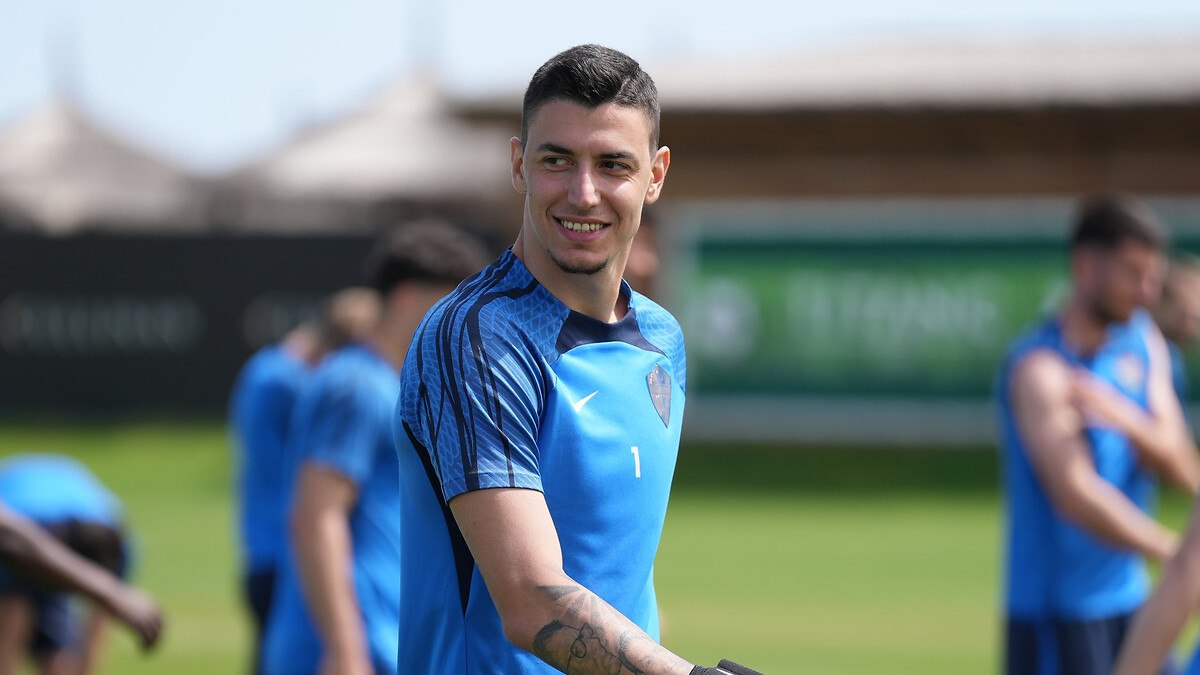 Berke Özer'in kariyerini ve Galatasaray'daki güncel gelişmeleri keşfedin. Genç kalecinin