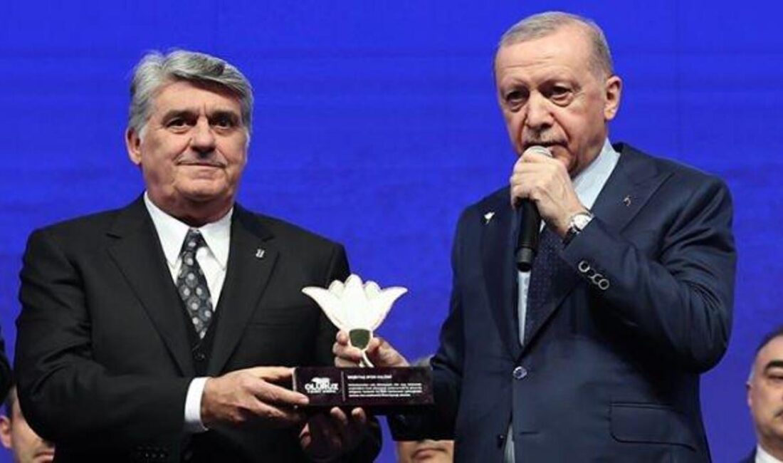 Beşiktaş Başkanı Serdal Adalı, deprem anma programına katılarak, afetin getirdiği
