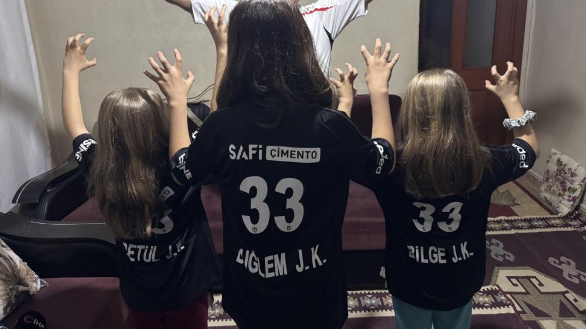 Mersin'de yaşayan Beşiktaş taraftarı baba Mahmut Köse, takımına olan sevgisini