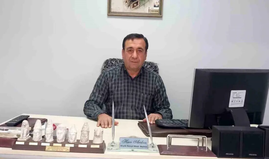 Besni Merinos Küçük Sanayi Sitesi'nde düzenlenen deprem anması, yaşanan acıları