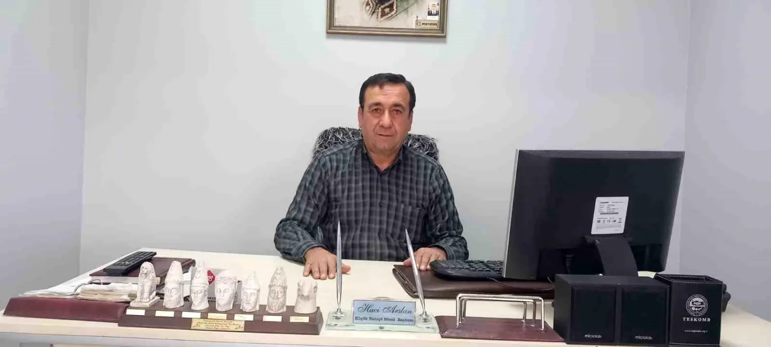 Besni Merinos Küçük Sanayi Sitesi'nde düzenlenen deprem anması, yaşanan acıları