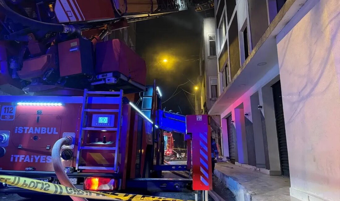 Beyoğlu'nda meydana gelen 3 katlı bina yangınında 10 kişi başarıyla