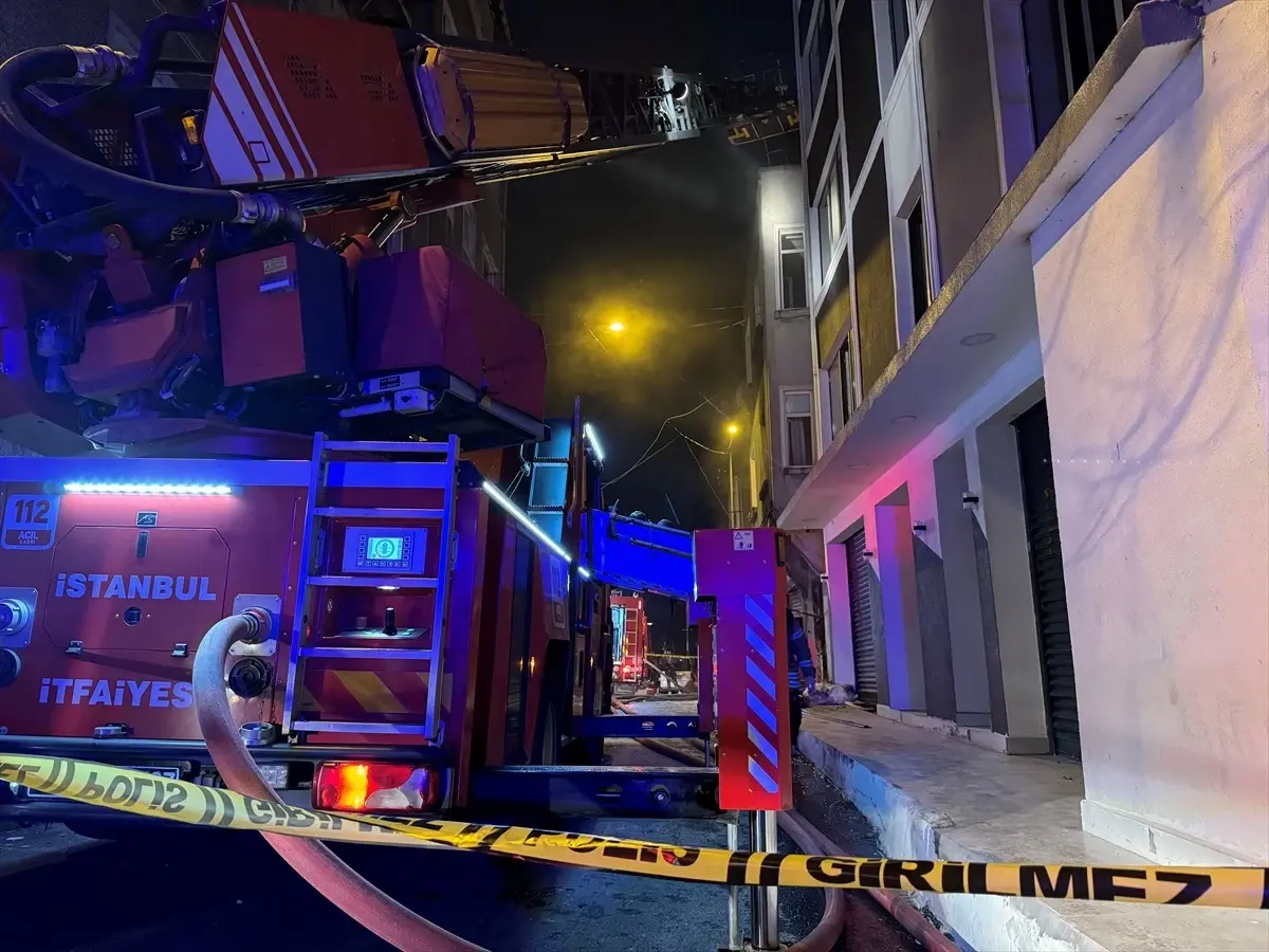 Beyoğlu'nda meydana gelen 3 katlı bina yangınında 10 kişi başarıyla