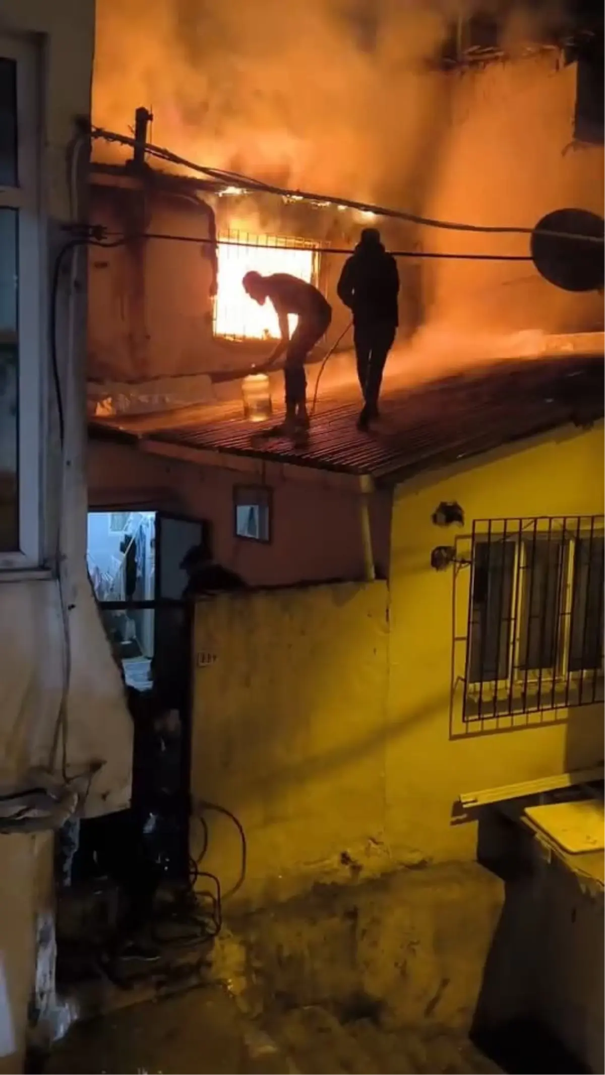Beyoğlu'nda bir gecekondu da çıkan yangın, çevrede paniğe neden oldu.