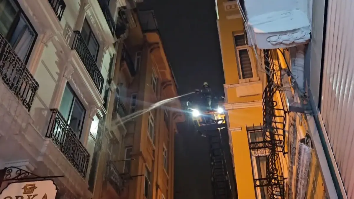 Beyoğlu'nda bir otelin dış cephesinde çıkan yangın paniği, bölge halkını