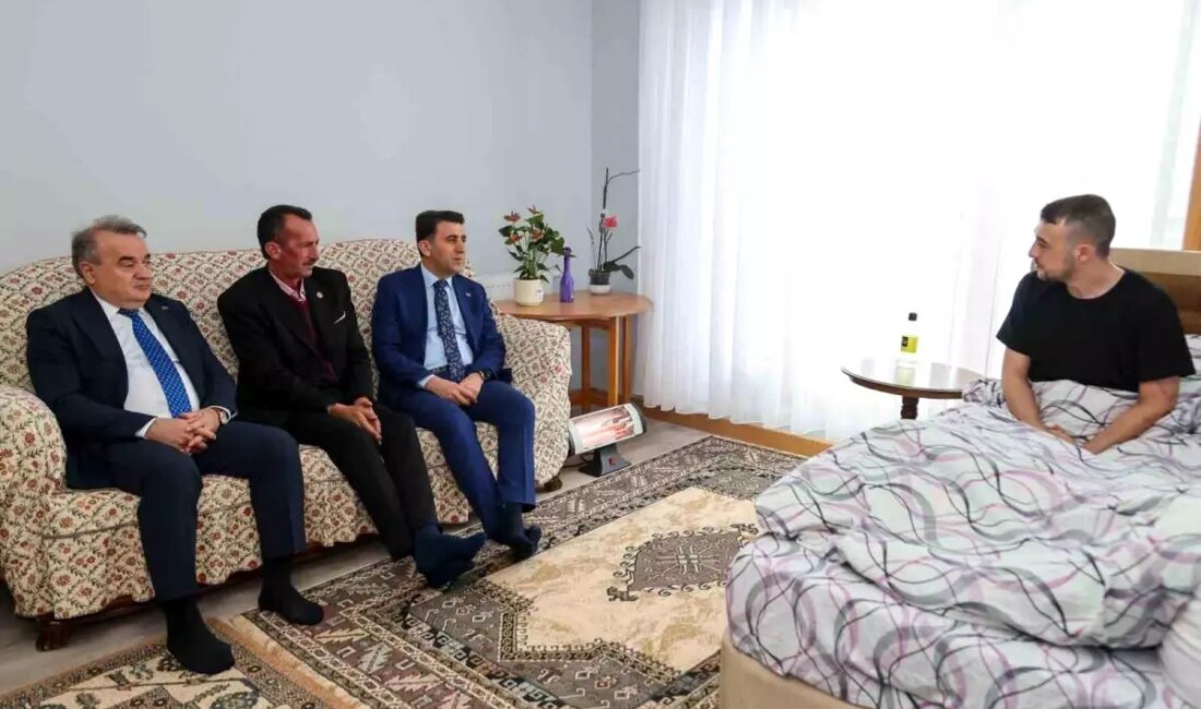 Bilecik Valisi Şefik Aygöl, Gazi Bülent Aydın'ı ziyaret ederek ona