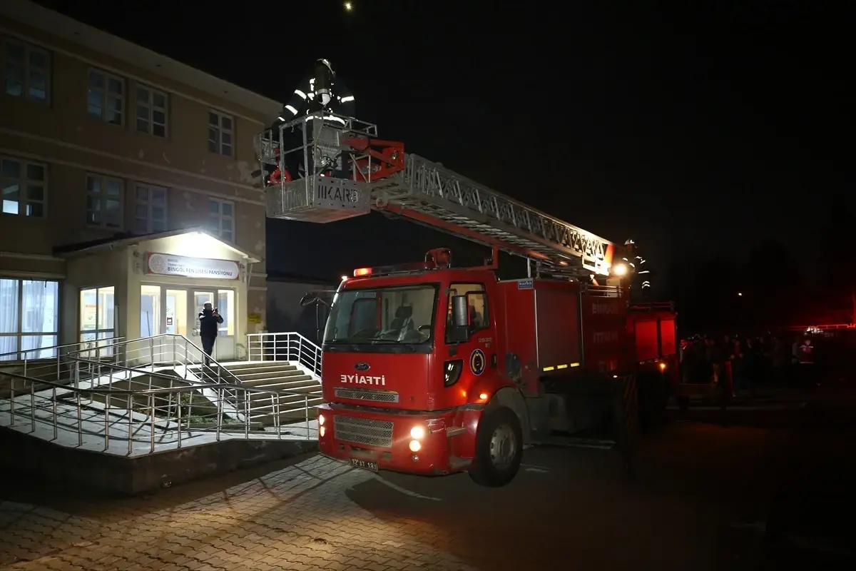 Bingöl'de lise pansiyonlarında gerçekleştirilen yangın tatbikatı, öğrenci ve personelin acil