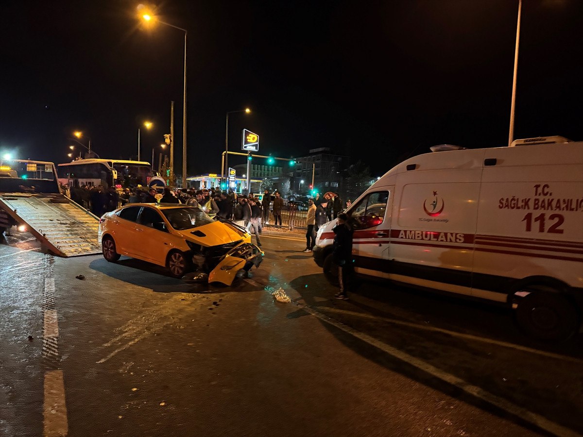 Bingöl'de Yolcu Otobüsü ile Taksi Çarpıştı: 4 Yaralı