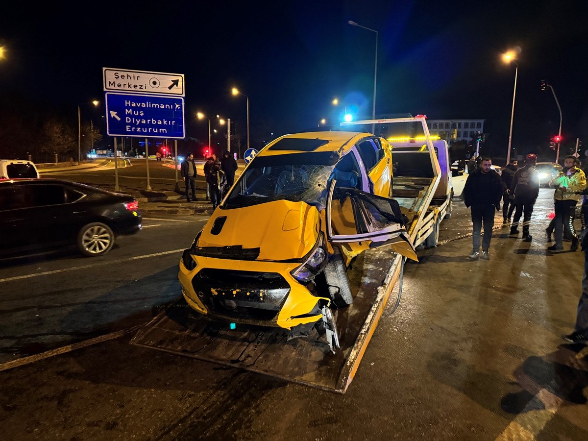 Bingöl'de Yolcu Otobüsü ile Taksi Çarpıştı: 4 Yaralı