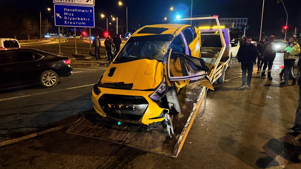 Bingöl'de meydana gelen kazada bir yolcu otobüsü ile taksi çarpıştı.
