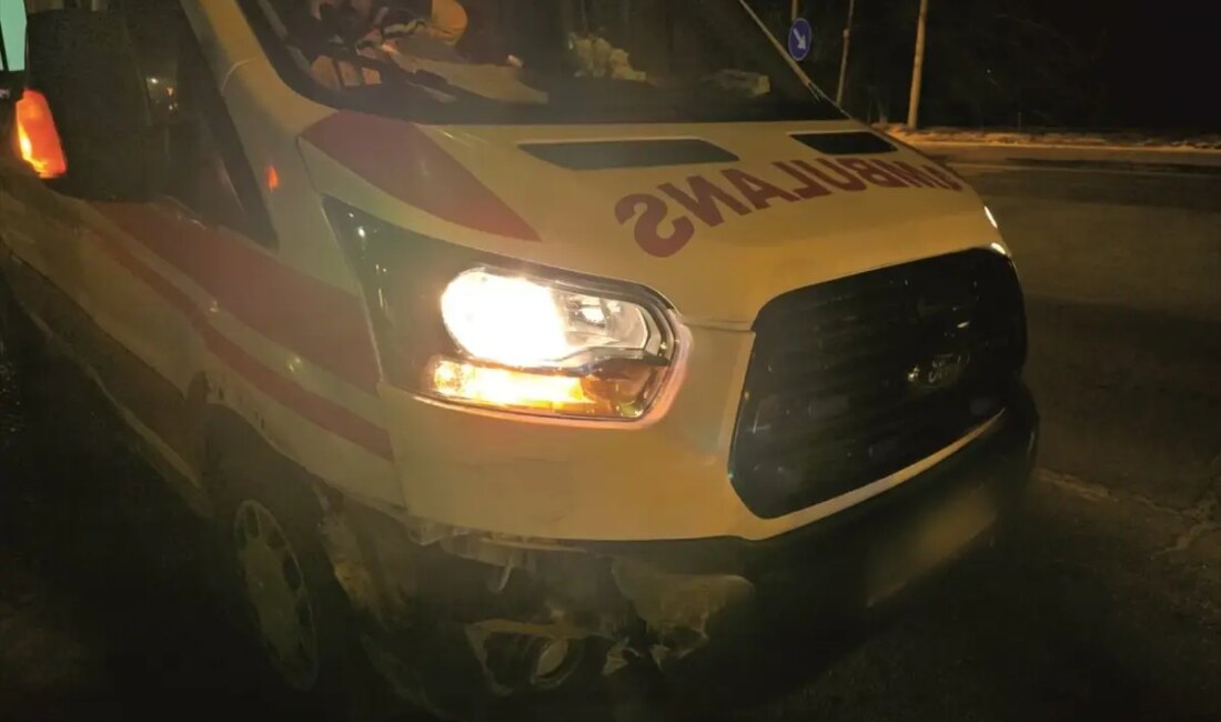 Bitlis'te meydana gelen kaza sonrası ambulansa çarpan sürücü, güvenlik güçleri