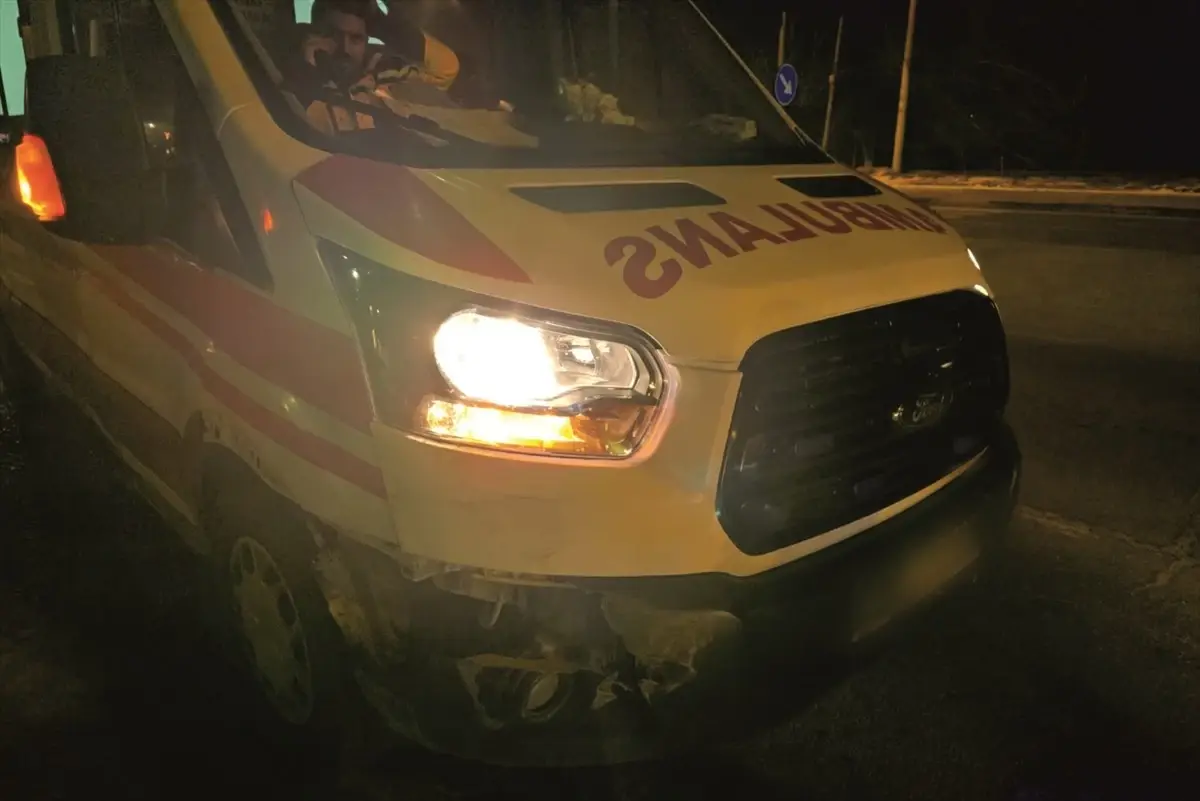 Bitlis'te meydana gelen kaza sonrası ambulansa çarpan sürücü, güvenlik güçleri