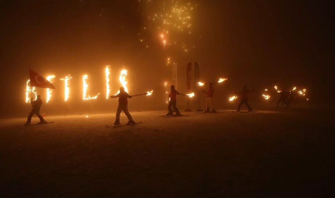 Bitlis'te düzenlenen şenlikte meşaleli kayak gösterisi yapıldı, iştirakçiler eğlendi.