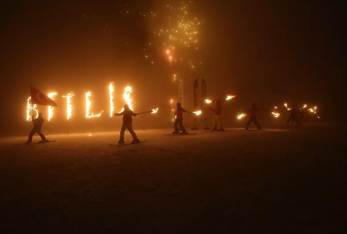 Bitlis'te düzenlenen şenlikte meşaleli kayak gösterisi yapıldı, iştirakçiler eğlendi.