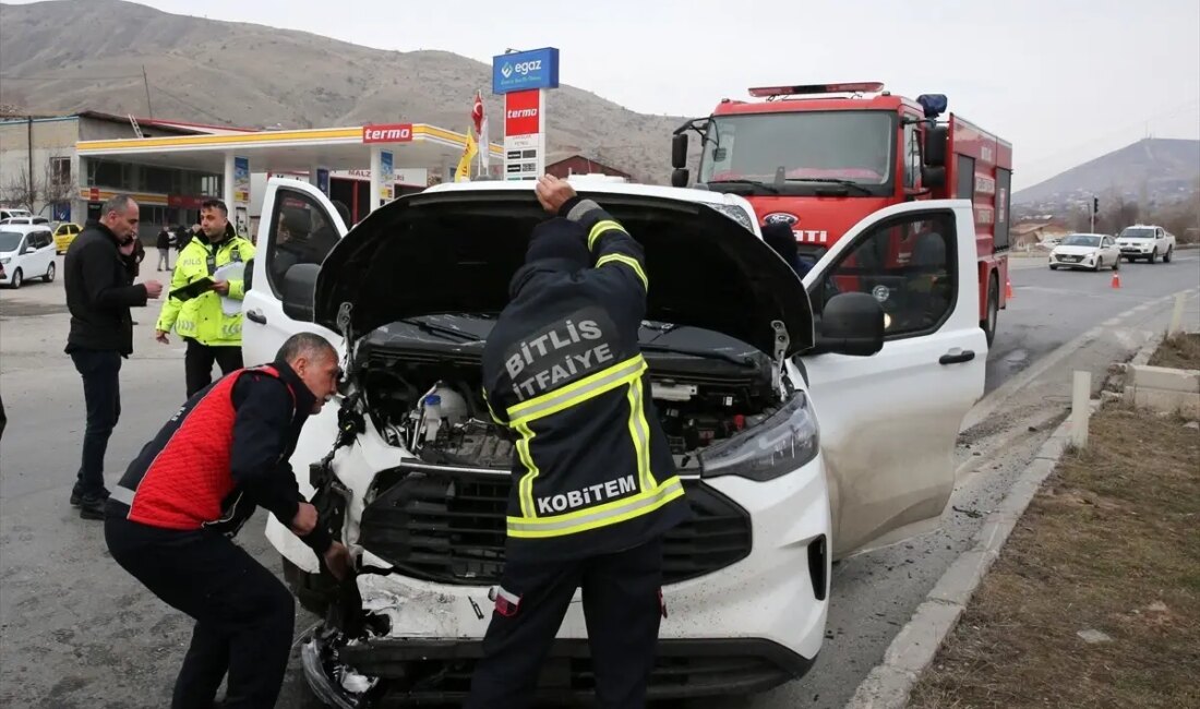 Bitlis'te meydana gelen trafik kazasında bir para nakil aracı ile