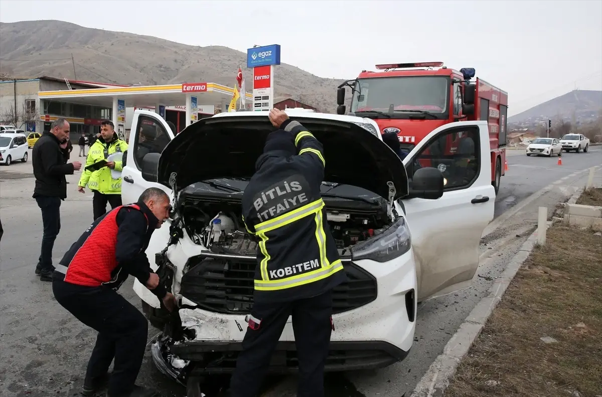 Bitlis'te meydana gelen trafik kazasında bir para nakil aracı ile