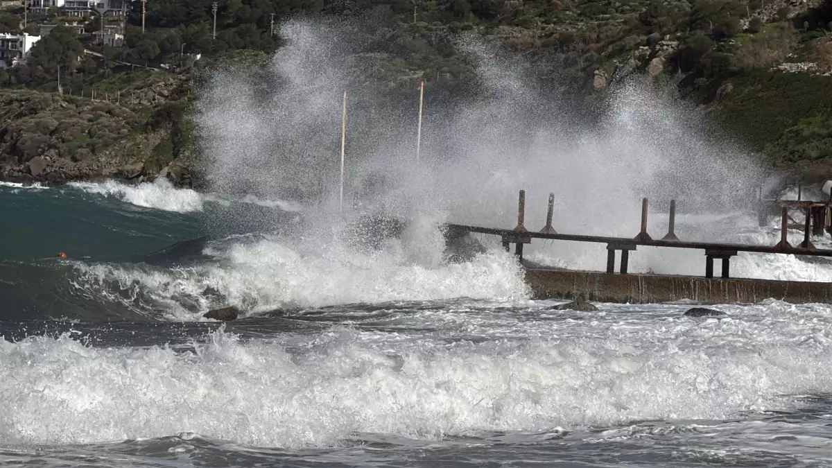 Bodrum'da etkili olan fırtına, deniz ulaşımında önemli aksamalara yol açtı.