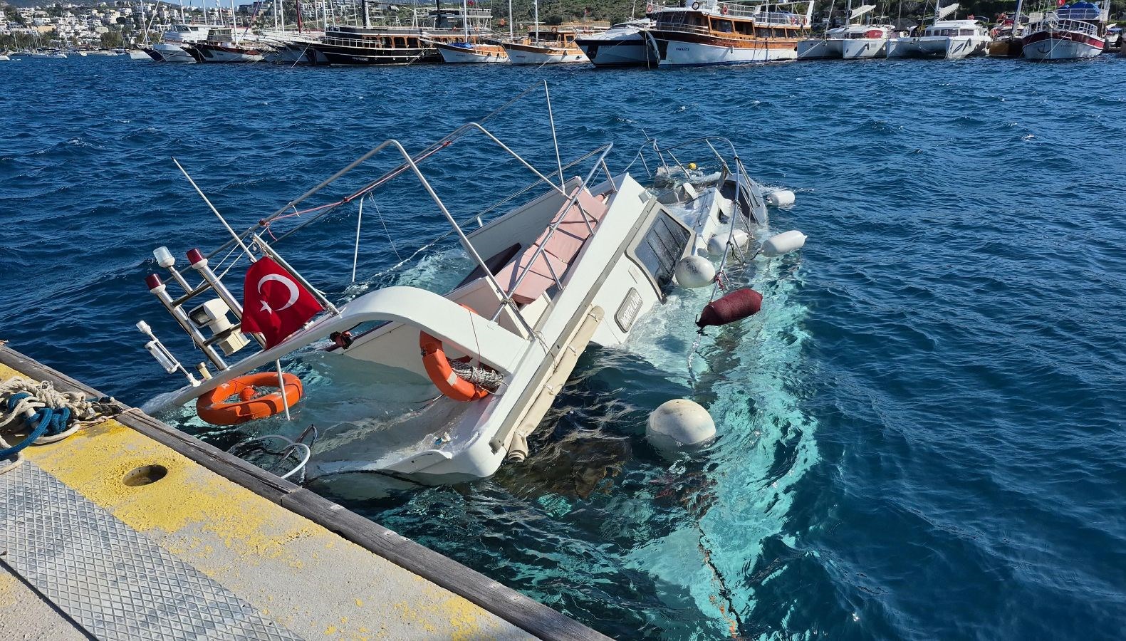 Bodrum'da meydana gelen fırtına, teknelerde ciddi hasarlara neden oldu. Bu