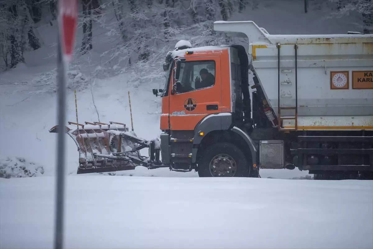 Bolu Dağı'nda kar ve sis nedeniyle görüş mesafesi azaldı, sürücüler