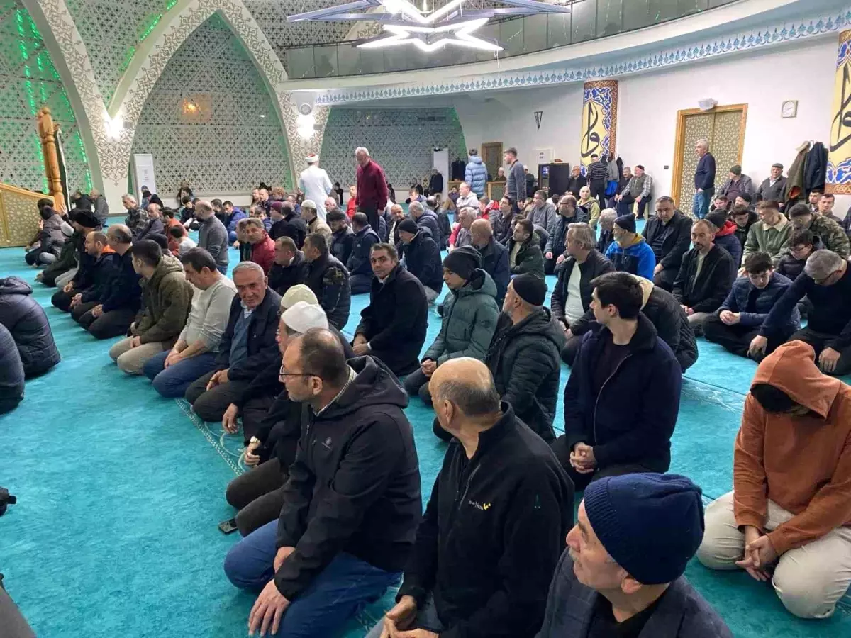 Bolu'da vatandaşlar, Ramazan ayının birinci teravih namazını mescitlerde çocuklarıyla birlikte