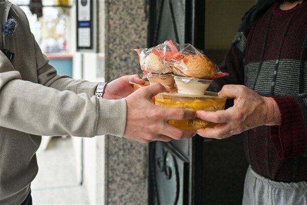 Kent Lokantaları'nda yemek yapamayan yaşlılara ücretsiz servis imkanı sağlanıyor. Daha önce