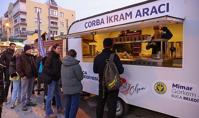 Buca Belediyesi, soğuk kış günlerinde vatandaşlarına sıcak çorba ikram ederek