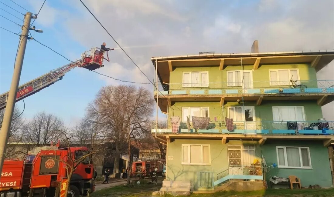 Bursa Orhaneli'nde çıkan çatı yangını, çevreye korku saldı. Yangının nedenleri