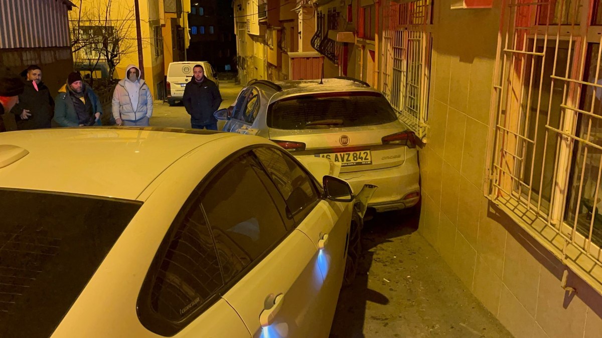 Park halindeki araçlara çarpan alkollü şoförün polis gruplarına direnç göstermesi