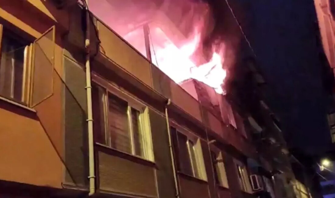 Bursa'da çatı katında meydana gelen yangın, elektrik hattının düşmesiyle korku