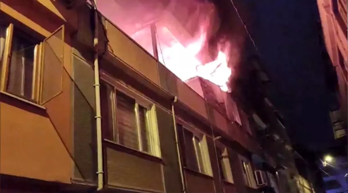 Bursa'da çatı katında meydana gelen yangın, elektrik hattının düşmesiyle korku