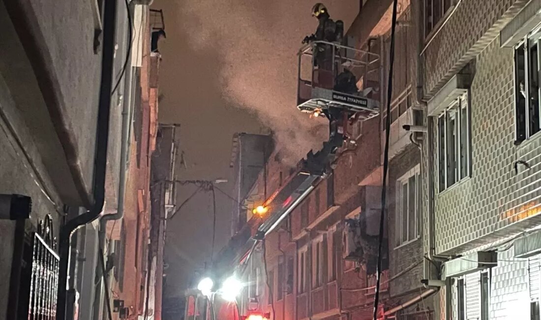 Bursa'da meydana gelen çatı yangını, çevrede paniğe yol açtı. Olayın