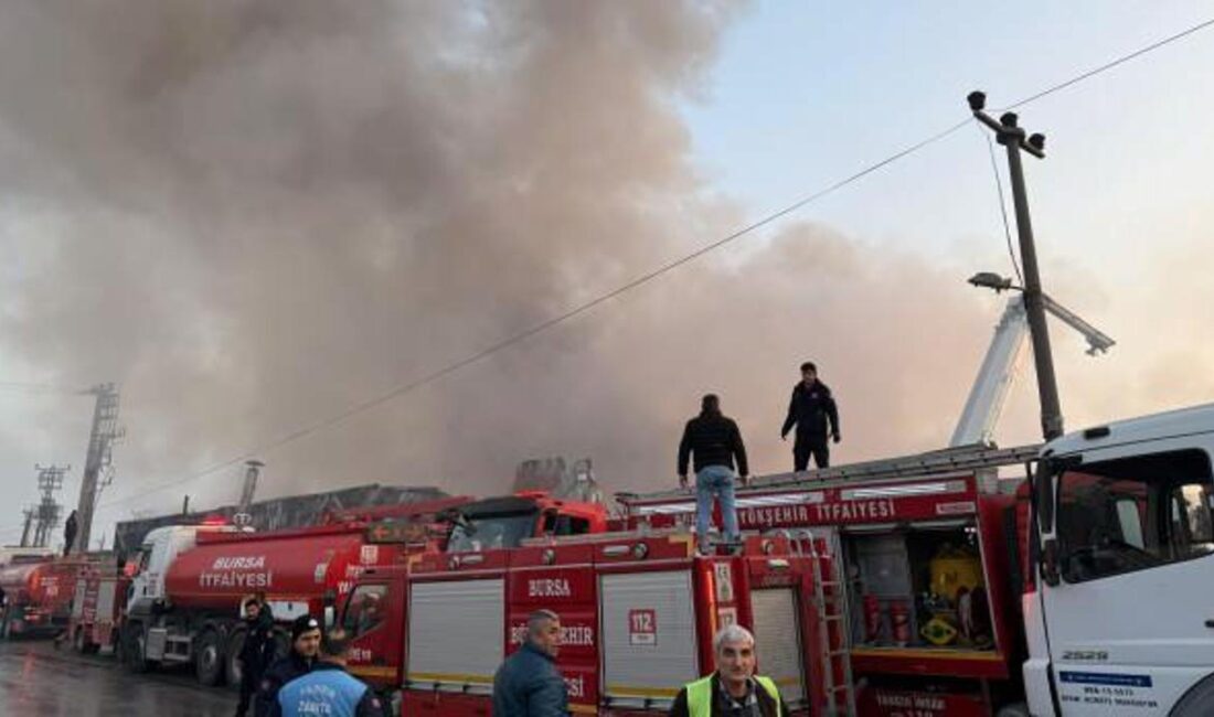 Bursa'da bir geri dönüşüm tesisinde çıkan yangın, çevreye yayılan duman