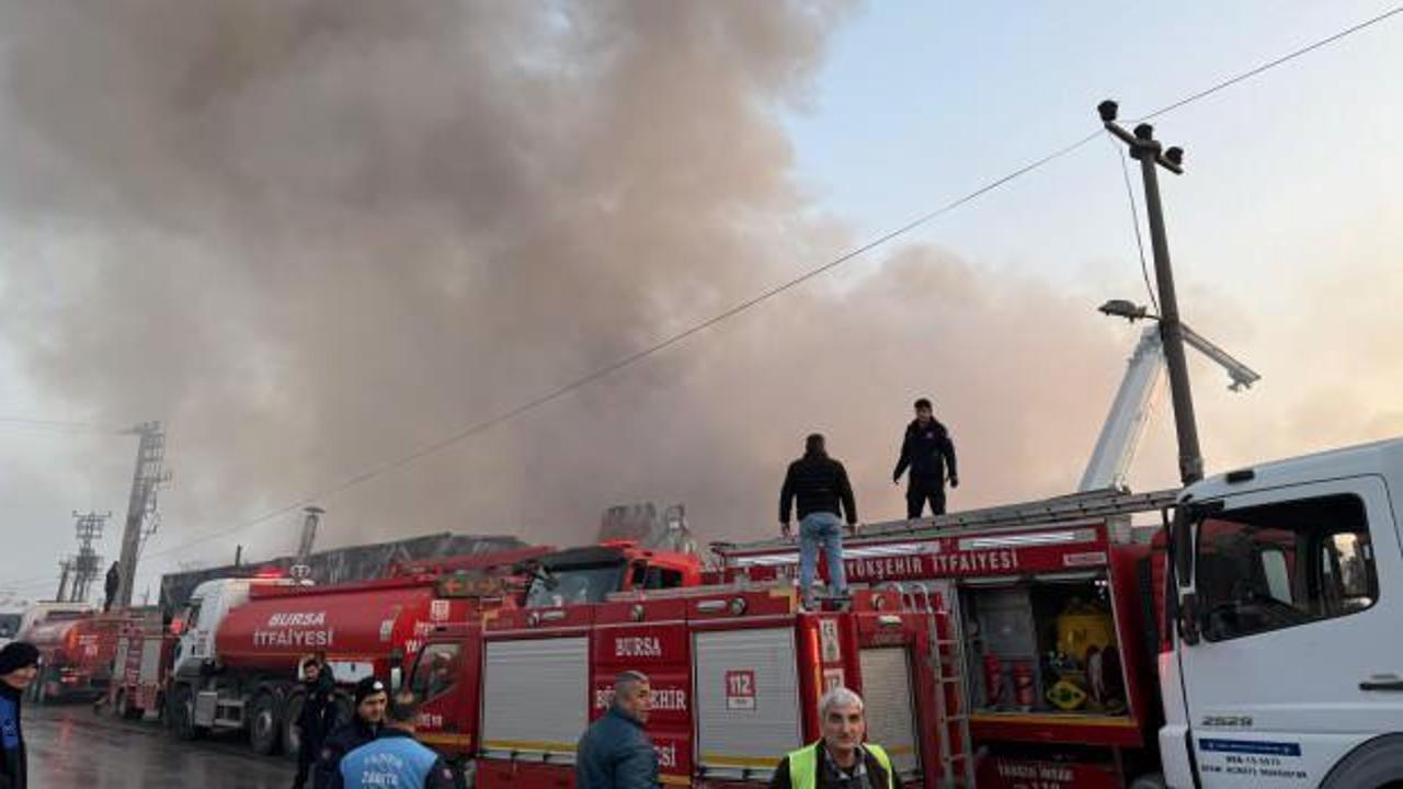 Bursa'da bir geri dönüşüm tesisinde çıkan yangın, çevreye yayılan duman