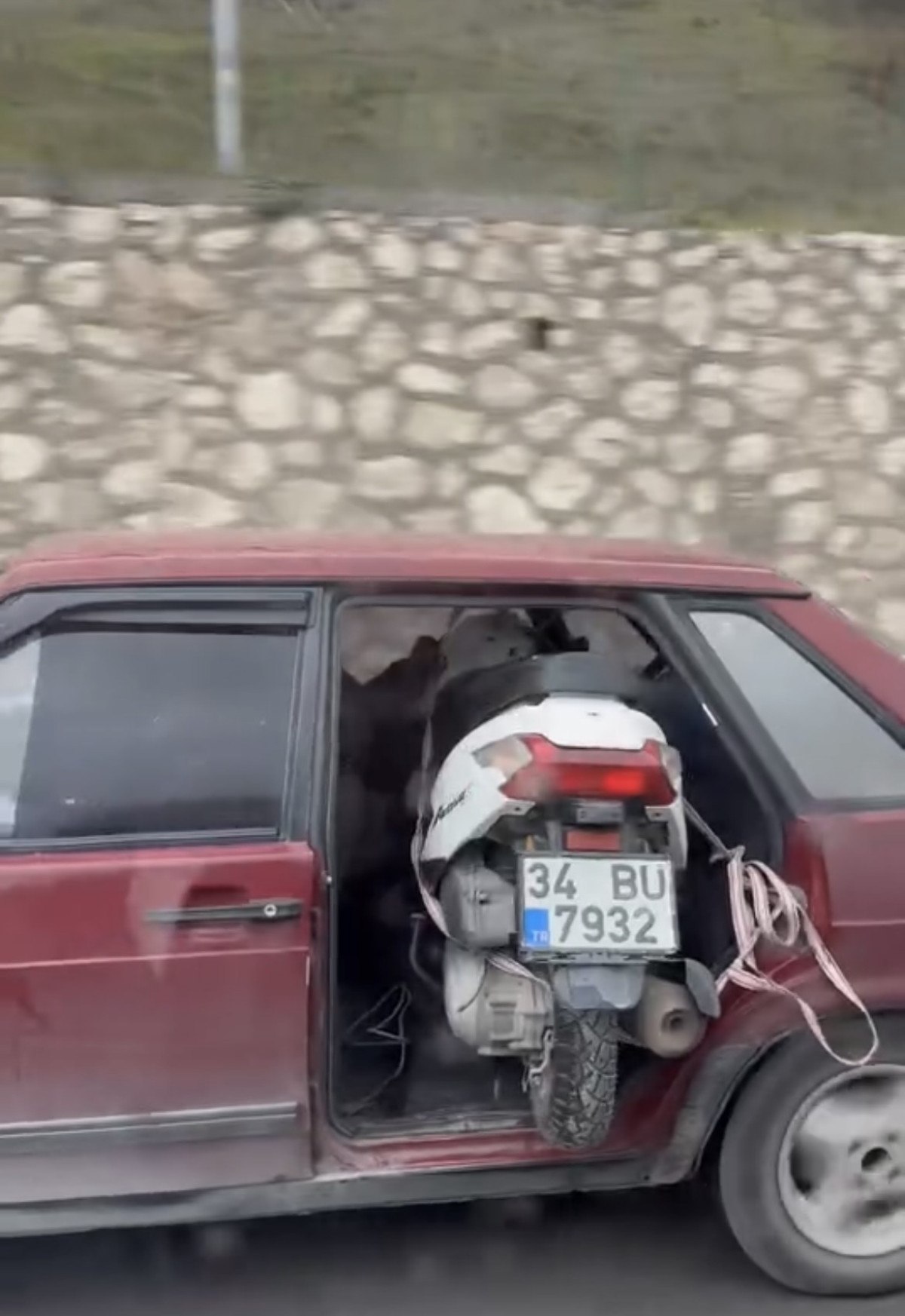 Bursa'da Kapısız Otomobille Motosiklet Taşıyan Sürücü Şaşkınlık Yarattı