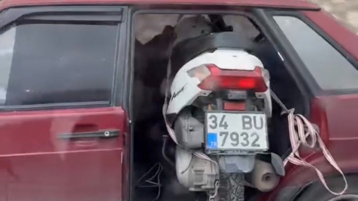 Bursa'da, kapısız otomobille motosiklet taşıyan bir sürücünün görüntüleri sosyal medyada