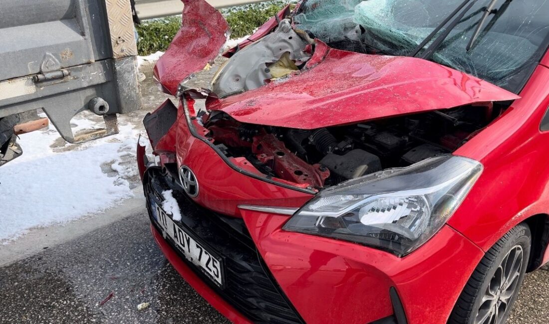 Gebze-Orhangazi İzmir karayolunda buzlanma ve görüş arasının azalması nedeniyle 25