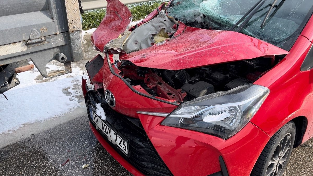 Gebze-Orhangazi İzmir karayolunda buzlanma ve görüş arasının azalması nedeniyle 25