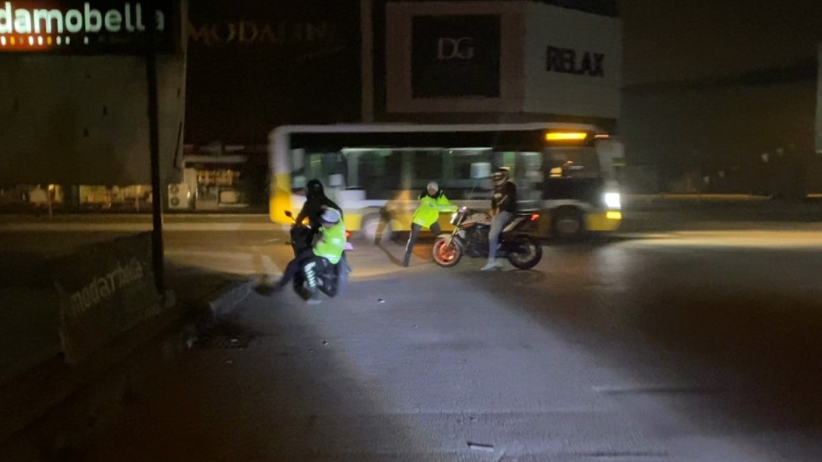 Bursa'da motosiklet sürücülerine yönelik yapılan uygulamada, bir polis memuruna saldırı