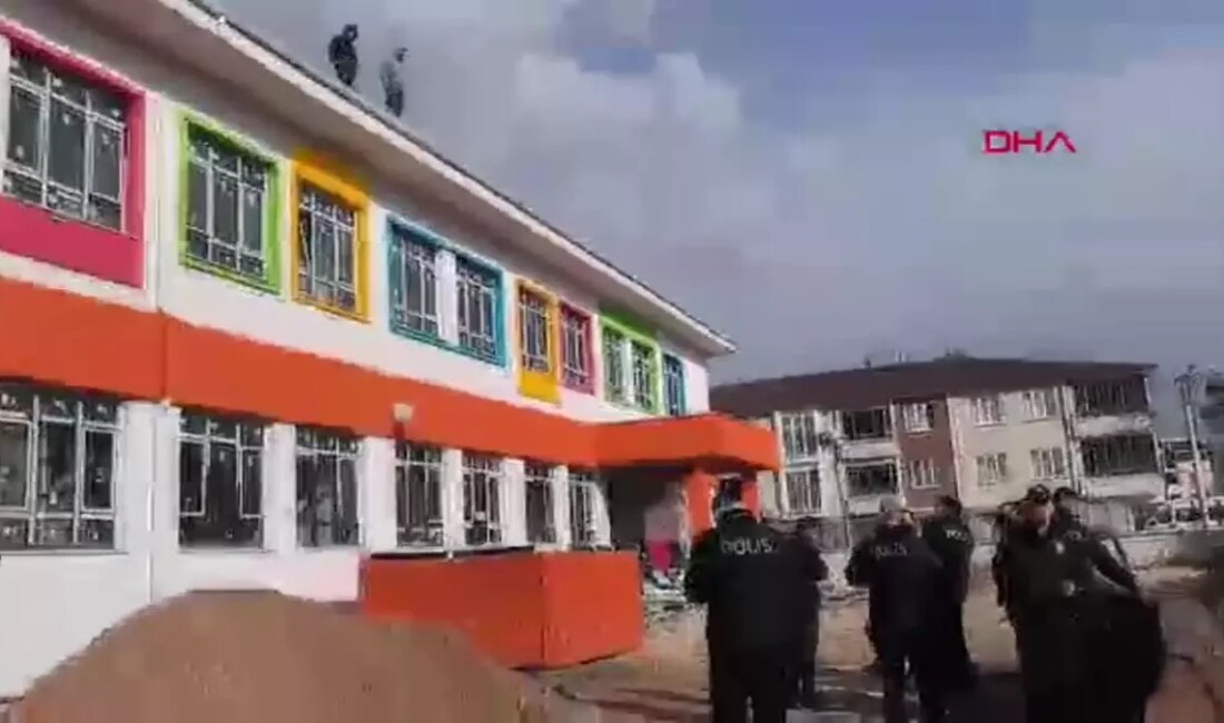 Bursa'da taşeron işçiler, haklarını savunmak için çatıya çıkarak eylem yaptı.